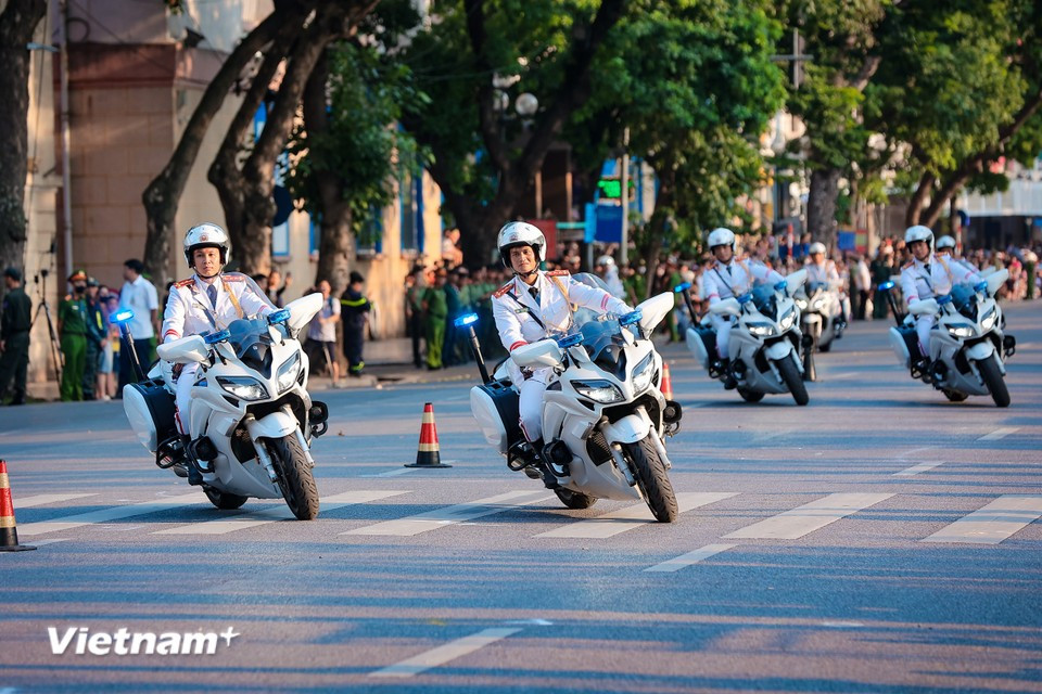 Spectacular motorcycle escort performance by Vietnamese police force- Ảnh 5.