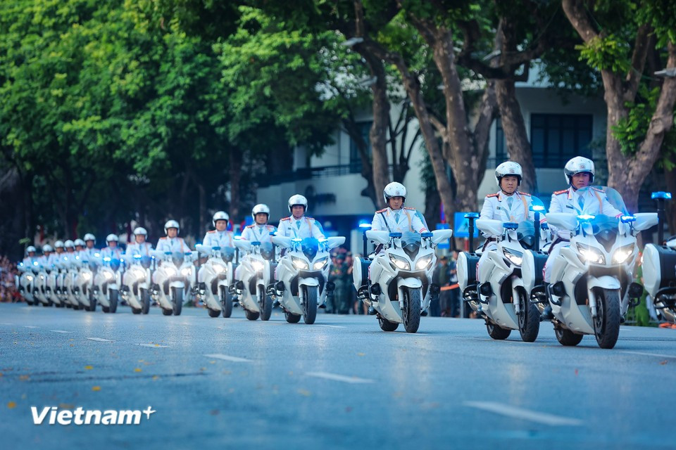 Spectacular motorcycle escort performance by Vietnamese police force- Ảnh 6.