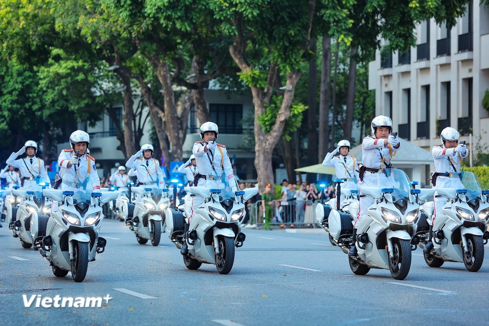 Spectacular motorcycle escort performance by Vietnamese police force- Ảnh 7.
