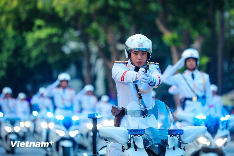 Spectacular motorcycle escort performance by Vietnamese police force- Ảnh 8.