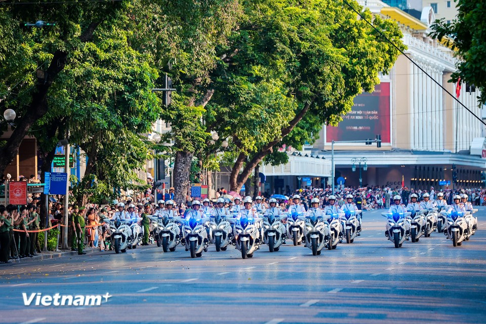 Spectacular motorcycle escort performance by Vietnamese police force- Ảnh 9.