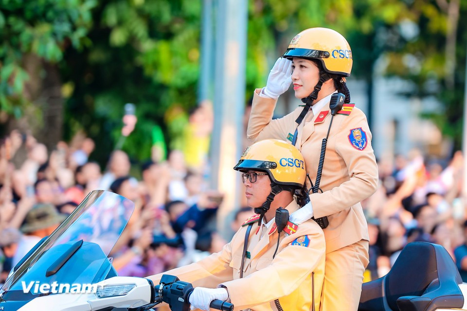 Spectacular motorcycle escort performance by Vietnamese police force- Ảnh 10.