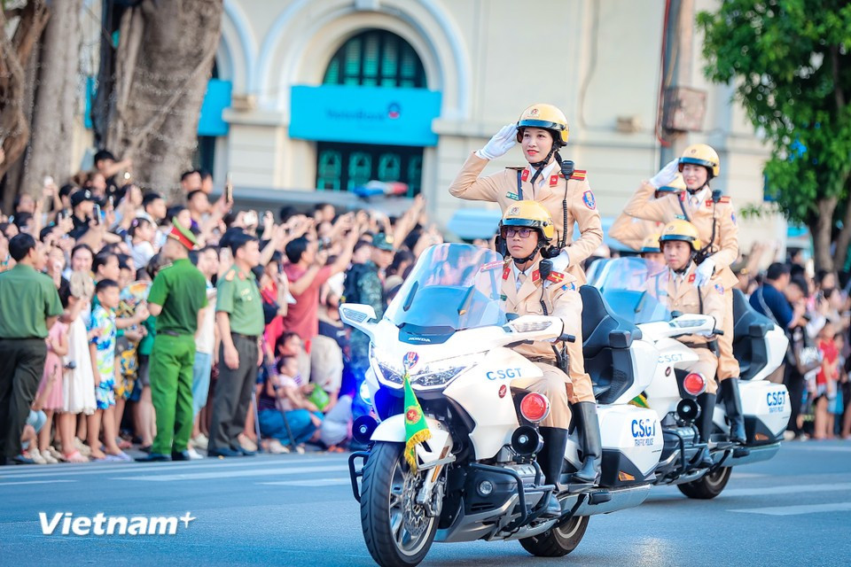 Spectacular motorcycle escort performance by Vietnamese police force- Ảnh 11.