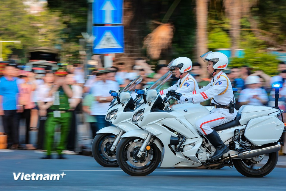 Spectacular motorcycle escort performance by Vietnamese police force- Ảnh 12.