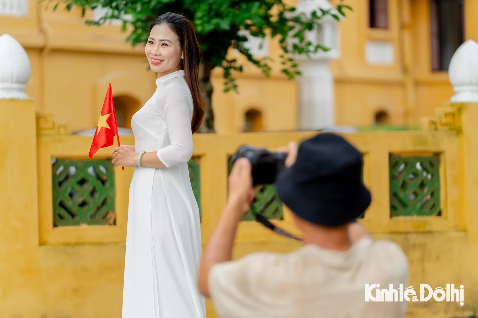 Giới trẻ diện áo dài tới Quảng trường Ba Đình chụp ảnh trước thềm Quốc khánh 2/9- Ảnh 13.