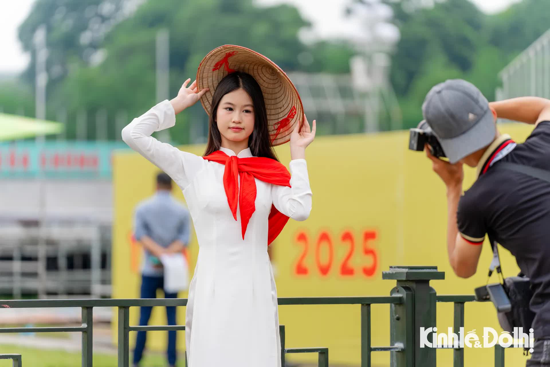 Giới trẻ diện áo dài tới Quảng trường Ba Đình chụp ảnh trước thềm Quốc khánh 2/9- Ảnh 4.