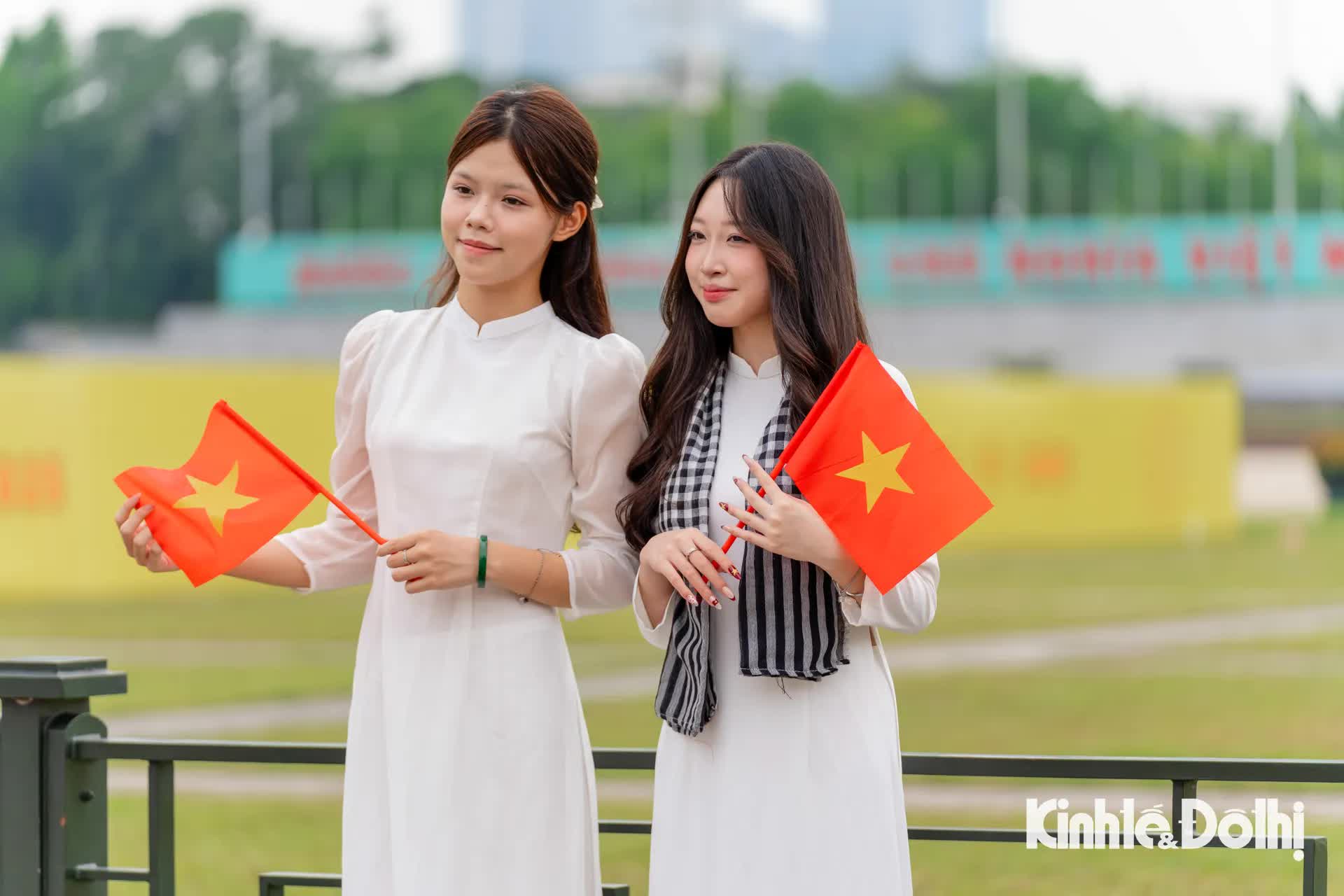 Giới trẻ diện áo dài tới Quảng trường Ba Đình chụp ảnh trước thềm Quốc khánh 2/9- Ảnh 2.