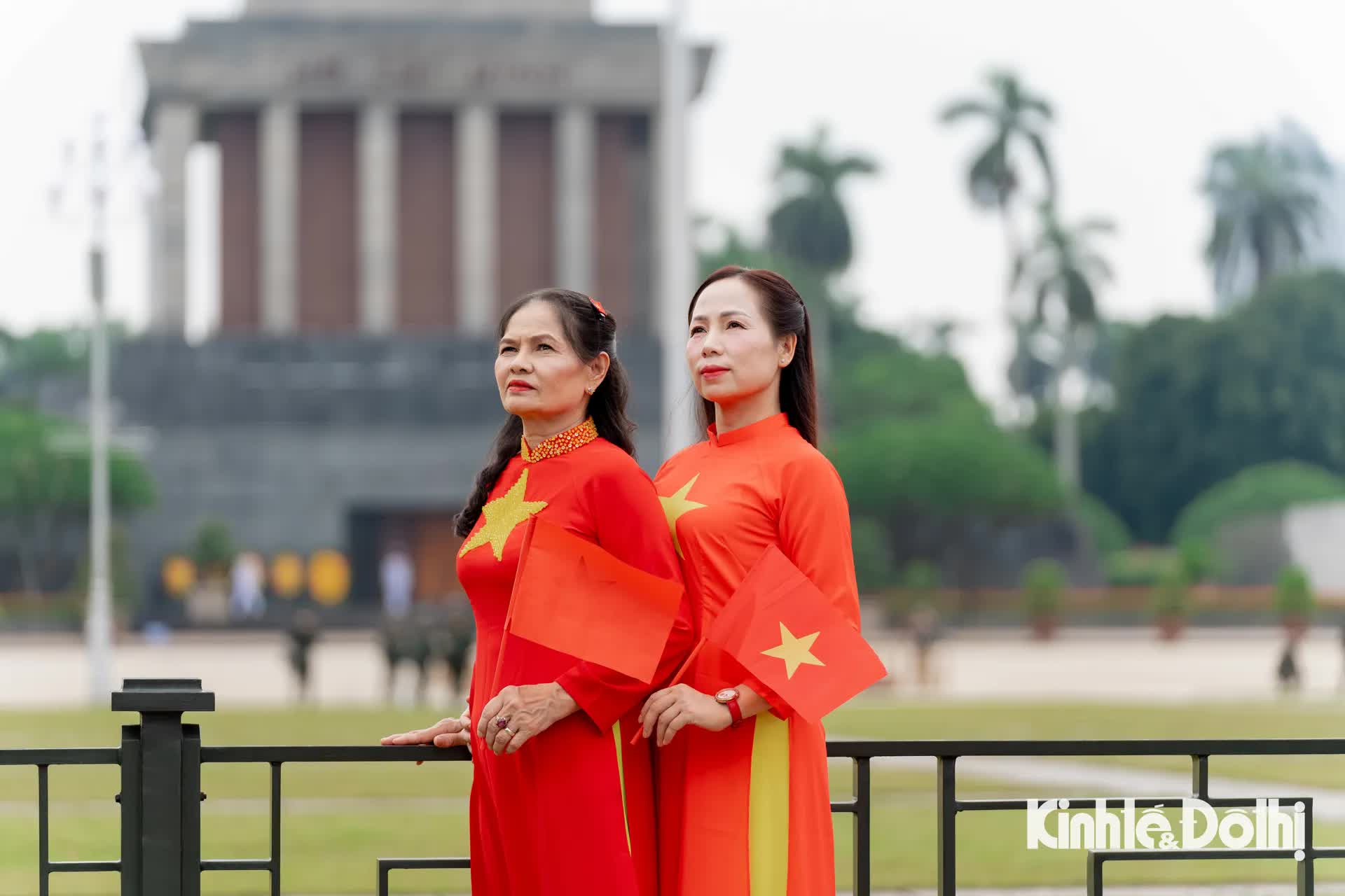 Giới trẻ diện áo dài tới Quảng trường Ba Đình chụp ảnh trước thềm Quốc khánh 2/9- Ảnh 10.
