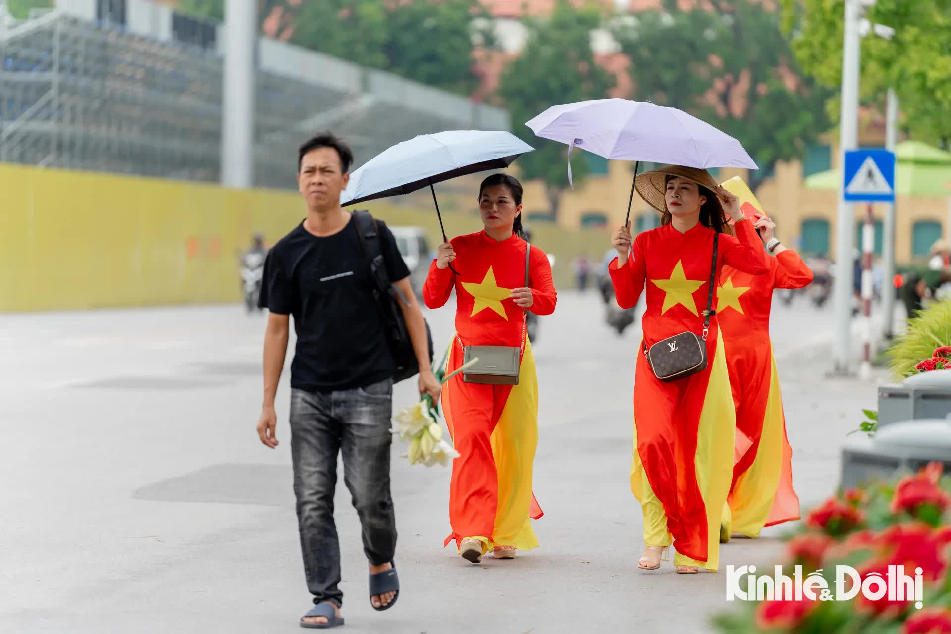 Giới trẻ diện áo dài tới Quảng trường Ba Đình chụp ảnh trước thềm Quốc khánh 2/9- Ảnh 12.