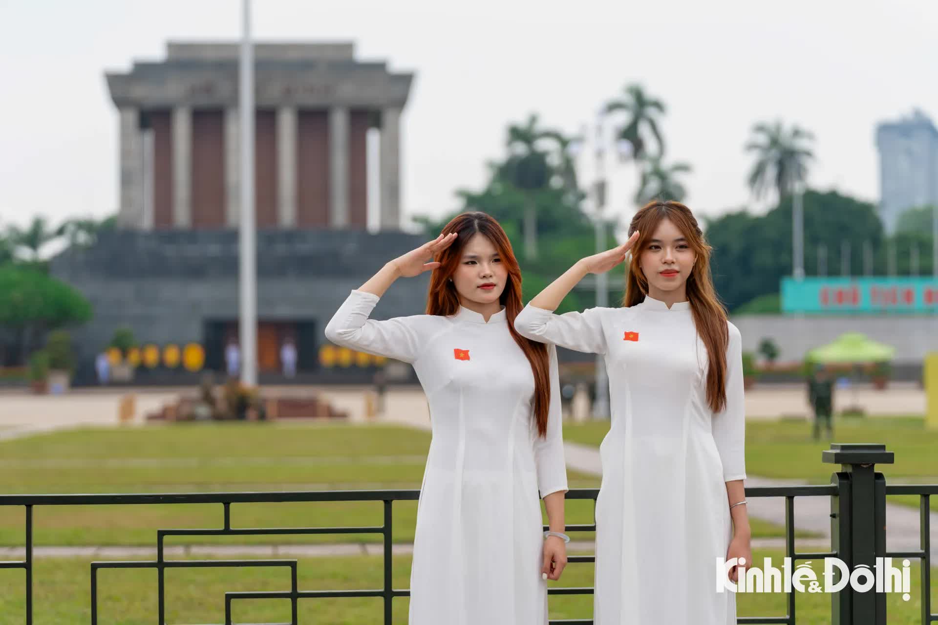 Giới trẻ diện áo dài tới Quảng trường Ba Đình chụp ảnh trước thềm Quốc khánh 2/9- Ảnh 8.