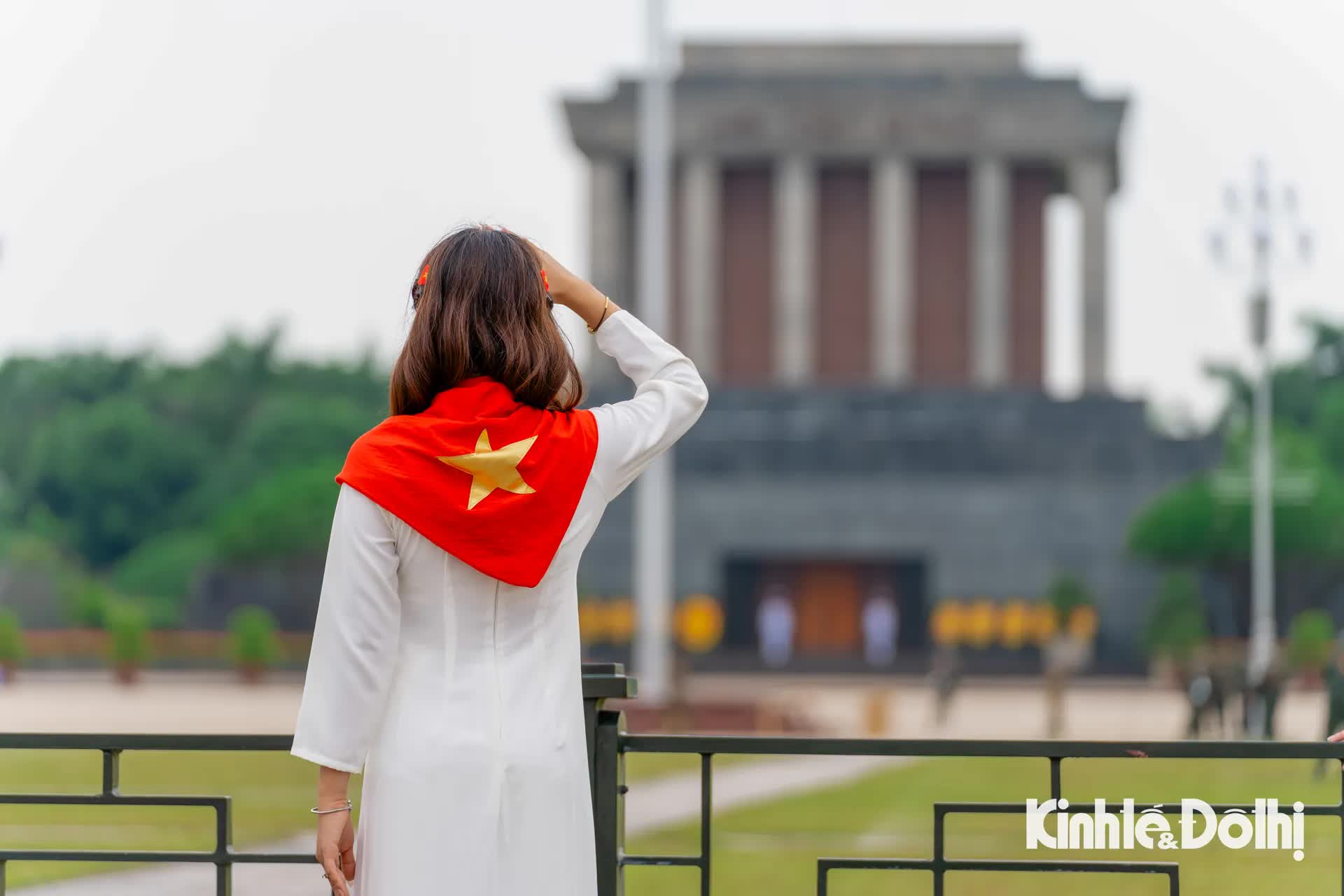 Giới trẻ diện áo dài tới Quảng trường Ba Đình chụp ảnh trước thềm Quốc khánh 2/9- Ảnh 7.