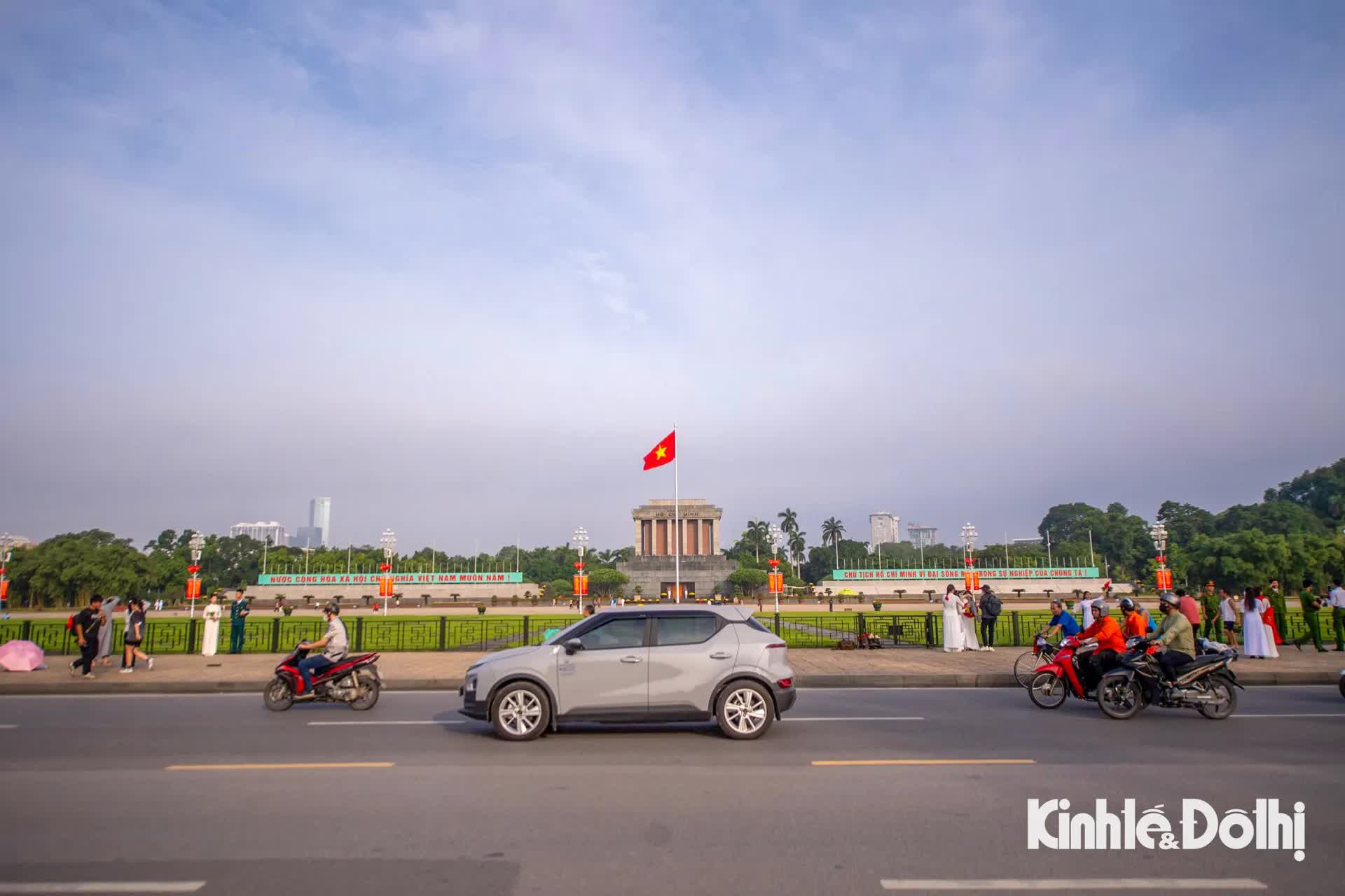 Giới trẻ diện áo dài tới Quảng trường Ba Đình chụp ảnh trước thềm Quốc khánh 2/9- Ảnh 1.