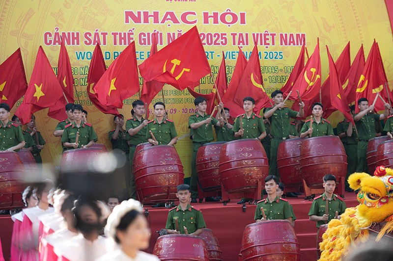 Tưng bừng Nhạc hội Cảnh sát thế giới năm 2025 tại hồ Hoàn Kiếm- Ảnh 13. Tưng bừng Nhạc hội Cảnh sát thế giới năm 2025 tại hồ Hoàn Kiếm- Ảnh 13.