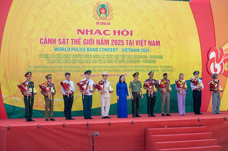Tưng bừng Nhạc hội Cảnh sát thế giới năm 2025 tại hồ Hoàn Kiếm- Ảnh 1. Tưng bừng Nhạc hội Cảnh sát thế giới năm 2025 tại hồ Hoàn Kiếm- Ảnh 1.