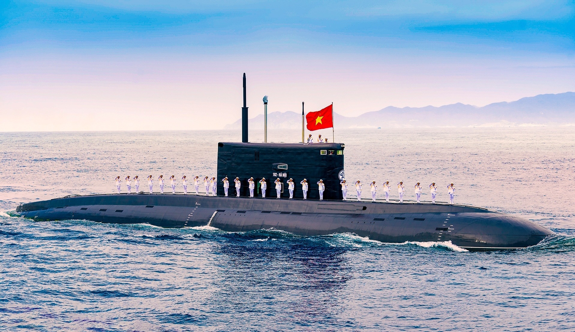 Khoảnh khắc diễu binh trên biển “chưa từng có trong lịch sử” khiến hàng chục triệu người Việt Nam tự hào- Ảnh 8. Khoảnh khắc diễu binh trên biển “chưa từng có trong lịch sử” khiến hàng chục triệu người Việt Nam tự hào- Ảnh 8.