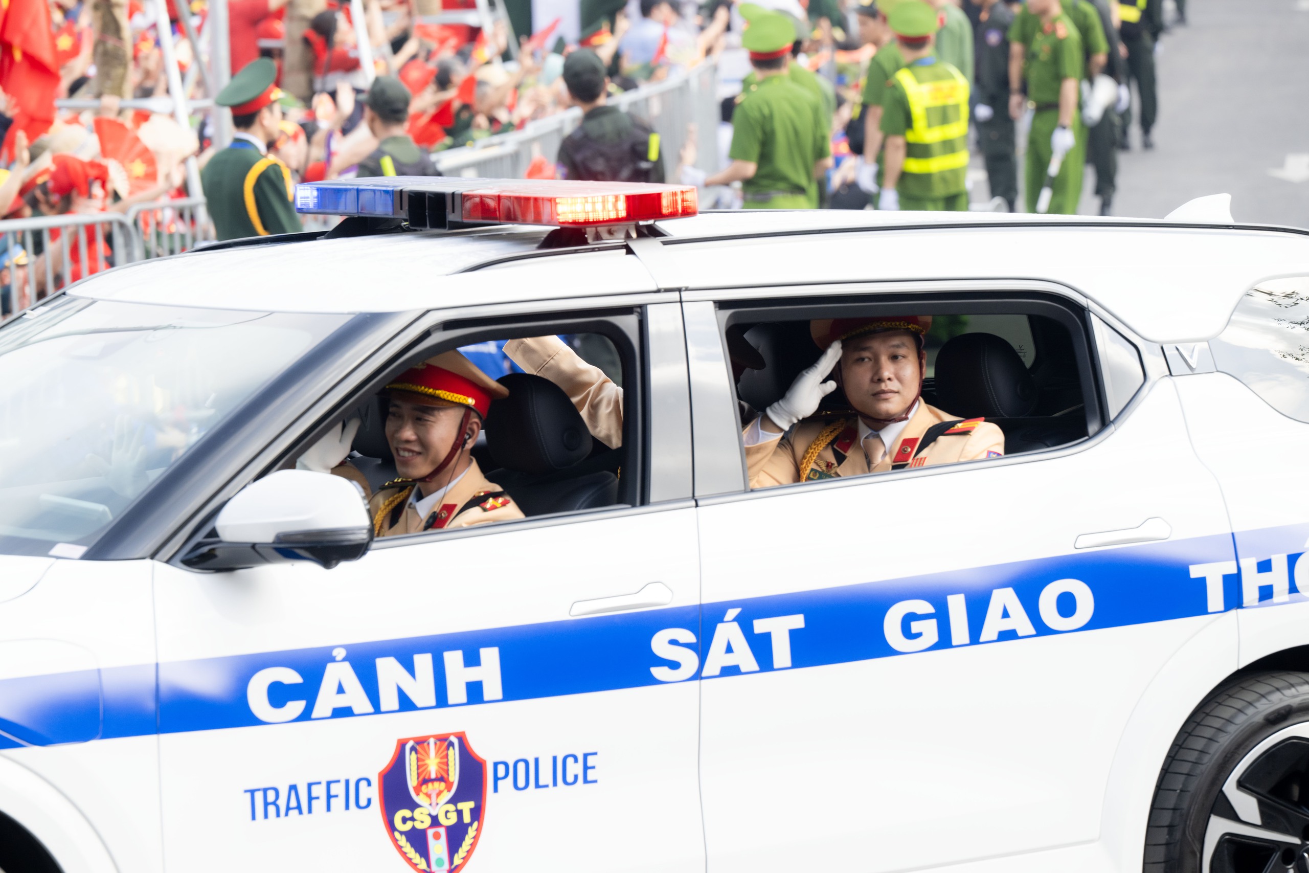 Những cái vẫy tay, những cái cúi gập đầu đầy cảm xúc từ các chiến sĩ gửi tới nhân dân trong ngày đại lễ- Ảnh 1. Những cái vẫy tay, những cái cúi gập đầu đầy cảm xúc từ các chiến sĩ gửi tới nhân dân trong ngày đại lễ- Ảnh 1.