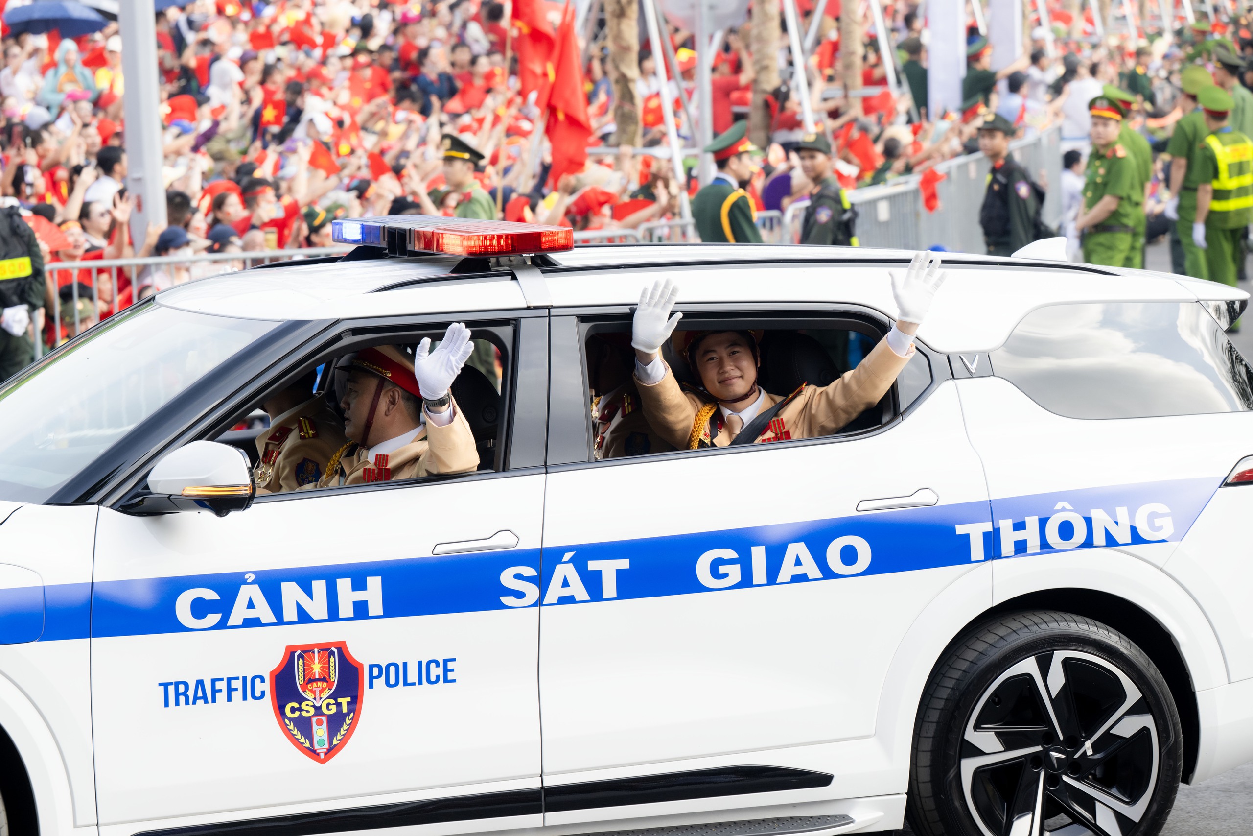 Những cái vẫy tay, những cái cúi gập đầu đầy cảm xúc từ các chiến sĩ gửi tới nhân dân trong ngày đại lễ- Ảnh 2. Những cái vẫy tay, những cái cúi gập đầu đầy cảm xúc từ các chiến sĩ gửi tới nhân dân trong ngày đại lễ- Ảnh 2.