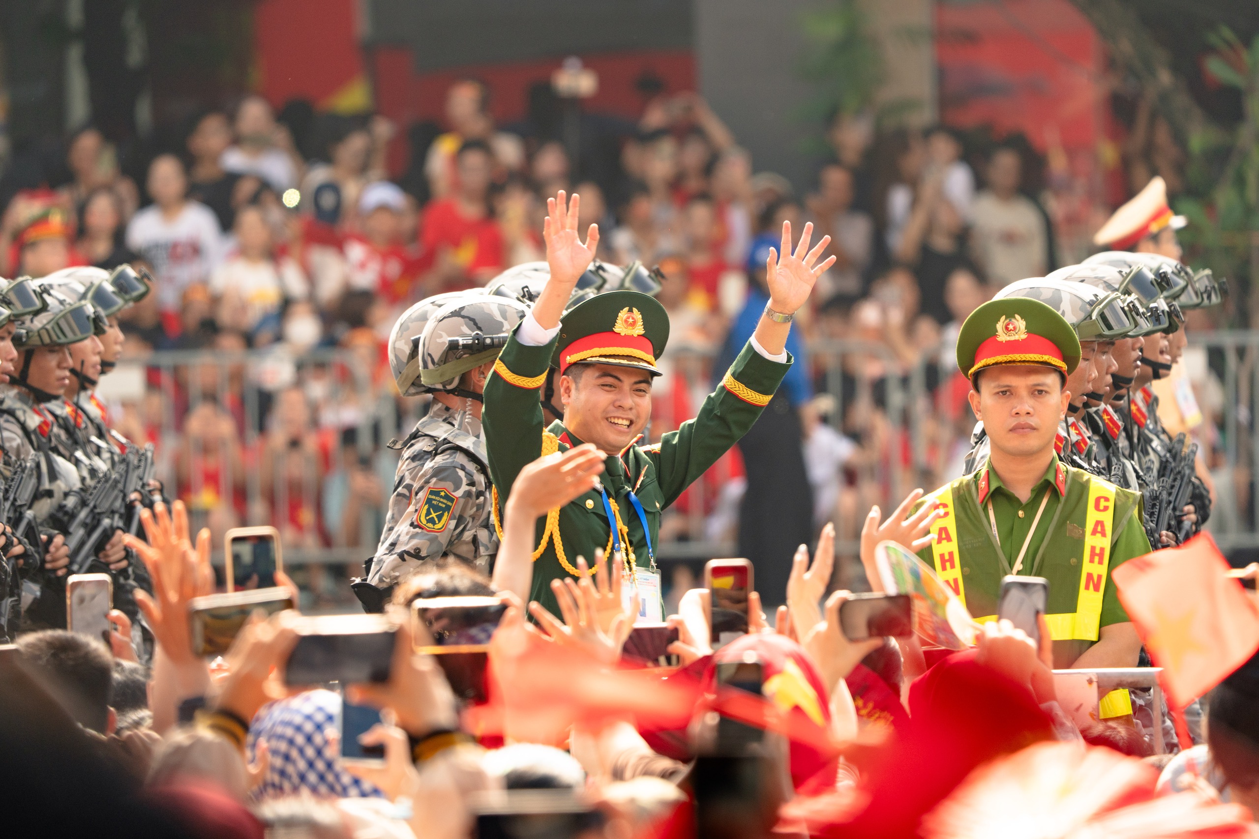 Những cái vẫy tay, những cái cúi gập đầu đầy cảm xúc từ các chiến sĩ gửi tới nhân dân trong ngày đại lễ- Ảnh 14. Những cái vẫy tay, những cái cúi gập đầu đầy cảm xúc từ các chiến sĩ gửi tới nhân dân trong ngày đại lễ- Ảnh 14.