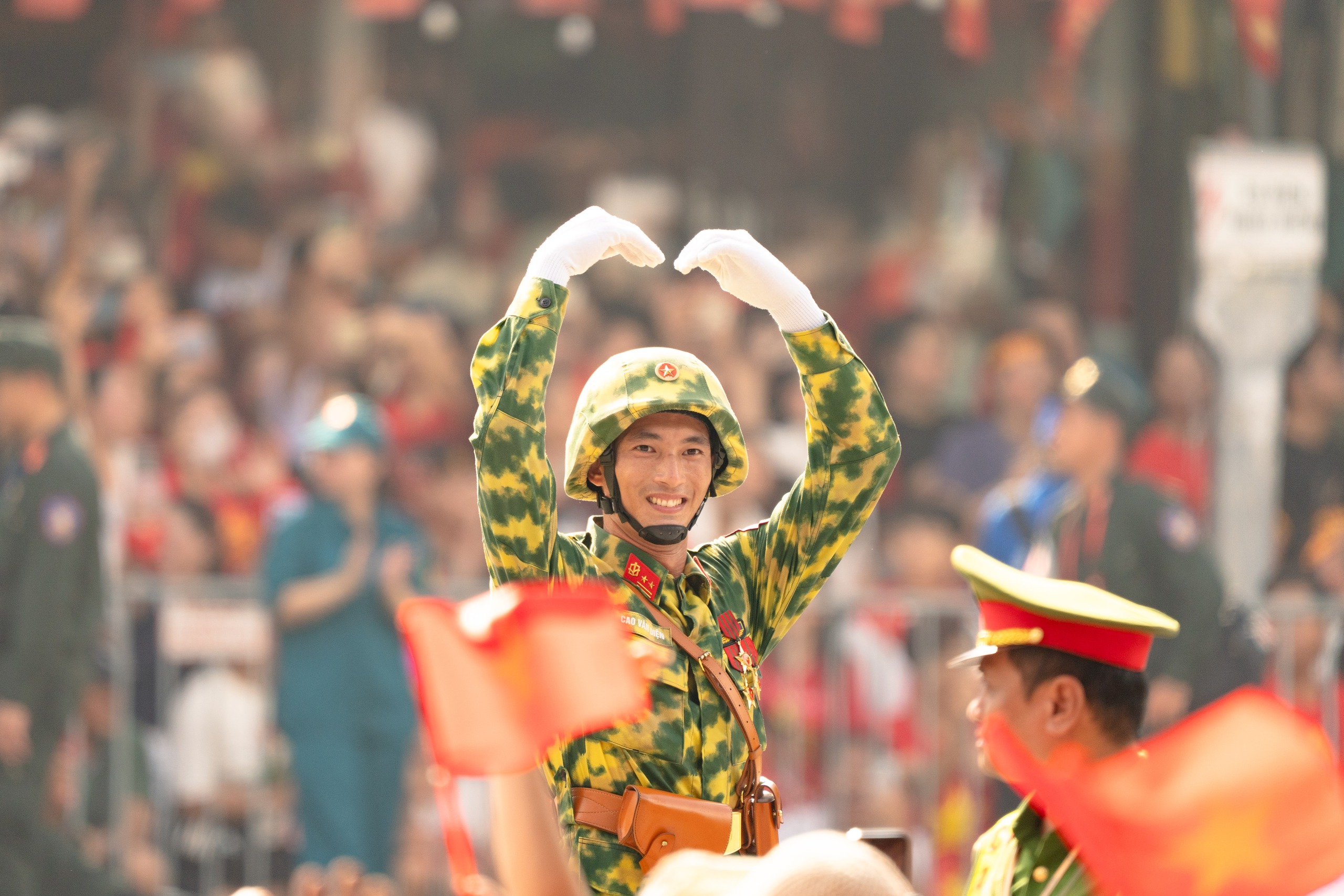 Những cái vẫy tay, những cái cúi gập đầu đầy cảm xúc từ các chiến sĩ gửi tới nhân dân trong ngày đại lễ- Ảnh 16. Những cái vẫy tay, những cái cúi gập đầu đầy cảm xúc từ các chiến sĩ gửi tới nhân dân trong ngày đại lễ- Ảnh 16.