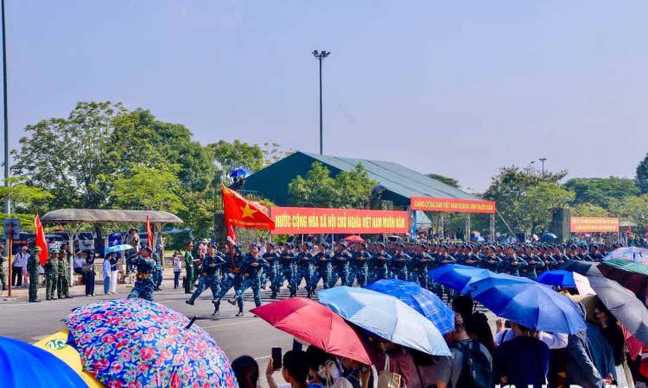 Người dân đội nắng xem cán bộ, chiến sĩ hợp luyện cho Lễ Kỷ niệm 80 năm Quốc khánh