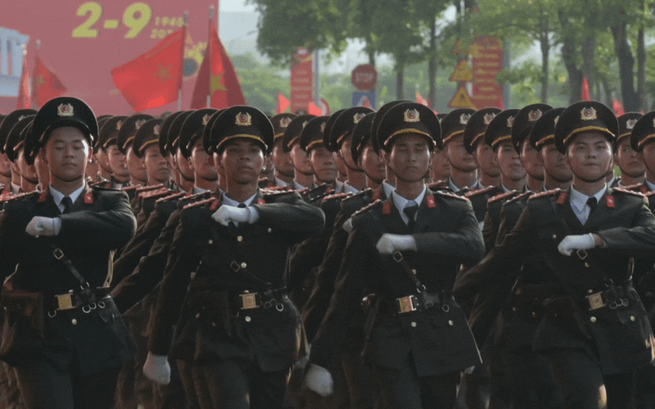 Hợp luyện diễu binh mừng 80 năm Quốc khánh tại ĐHQG Hà Nội: Người dân háo hức đến xem từ sáng sớm