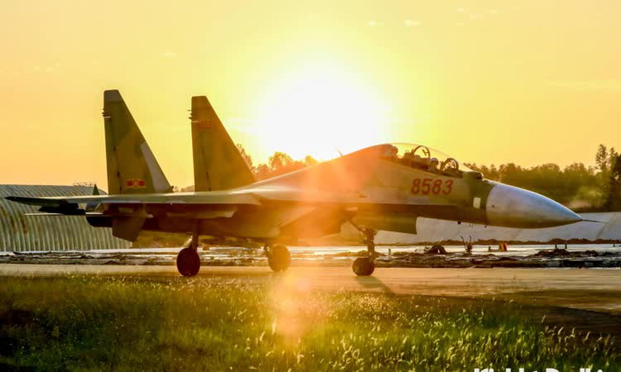 Quy trình nghiêm ngặt kiểm tra tiêm kích "hổ mang chúa" Su-30MK2 trước khi cất cánh