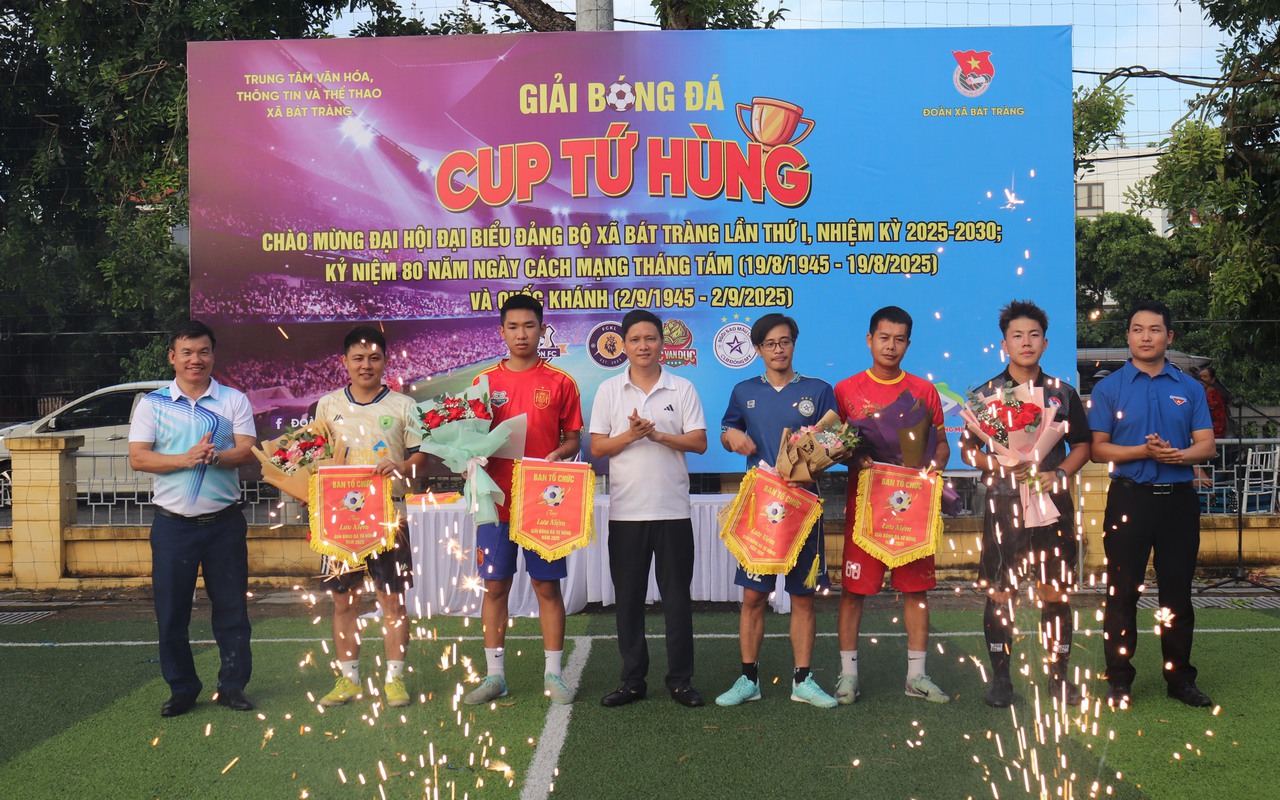 Khai mạc giải bóng đá chào mừng Đại hội đại biểu Đảng bộ xã Bát Tràng lần thứ nhất
