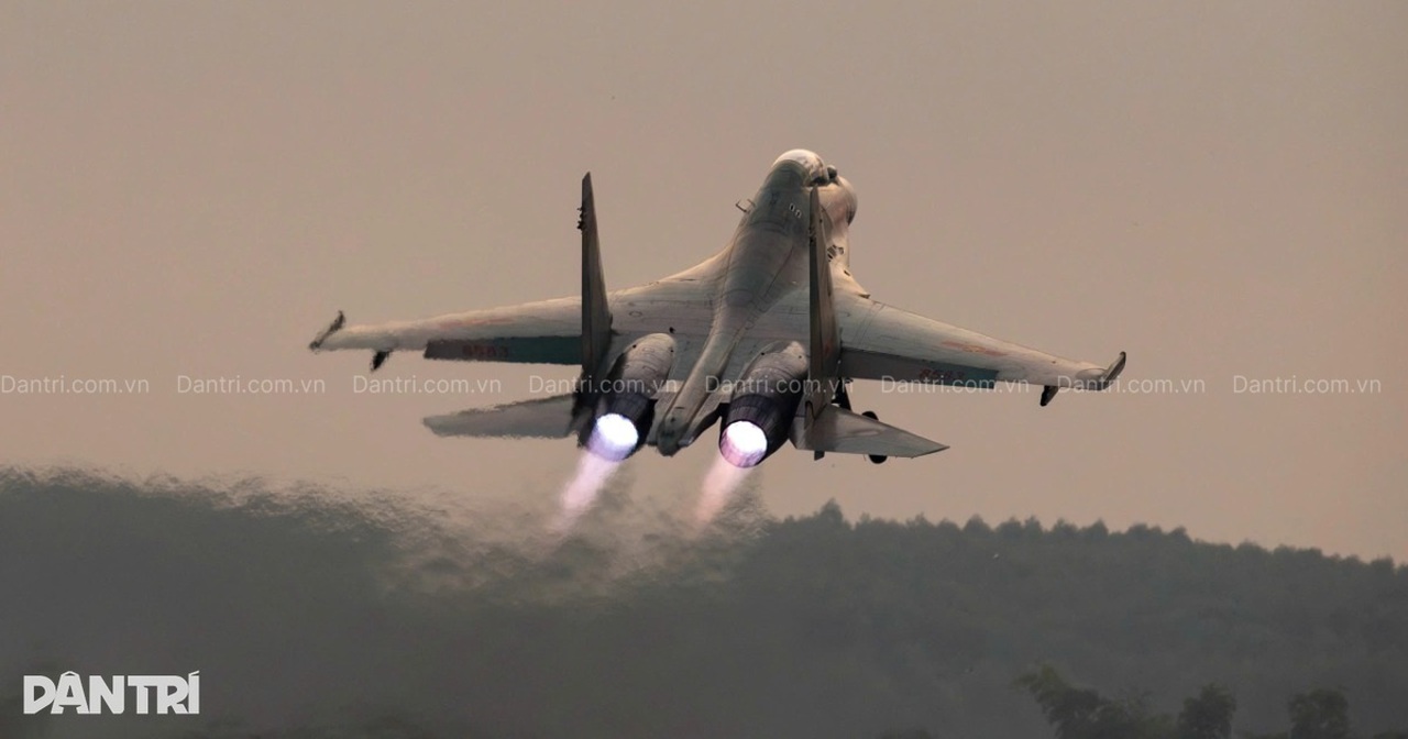 SU-30MK2 cất cánh tại sân bay Kép làm nhiệm vụ trinh sát thời tiết