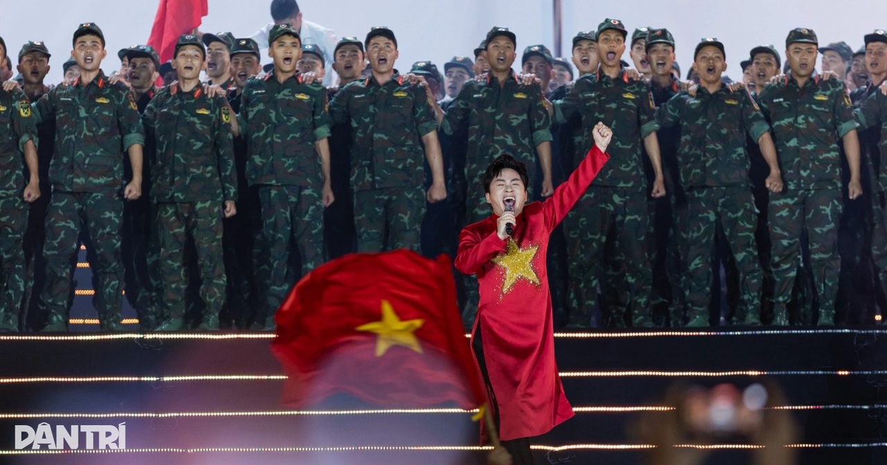 Tùng Dương cùng 30.000 người hát Quốc ca trong chương trình "Tự hào là người Việt Nam"