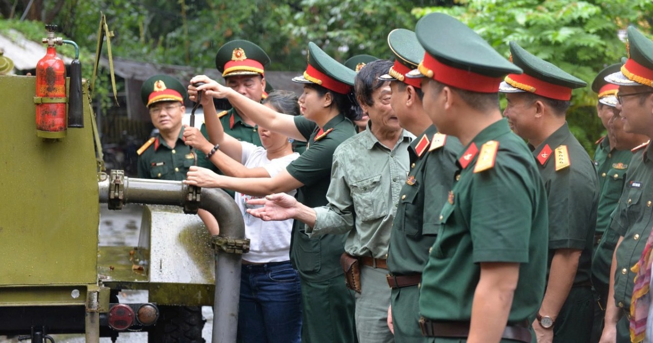 Tặng gia đình Đại tướng Võ Nguyên Giáp kỷ vật đường ống xăng dầu Trường Sơn