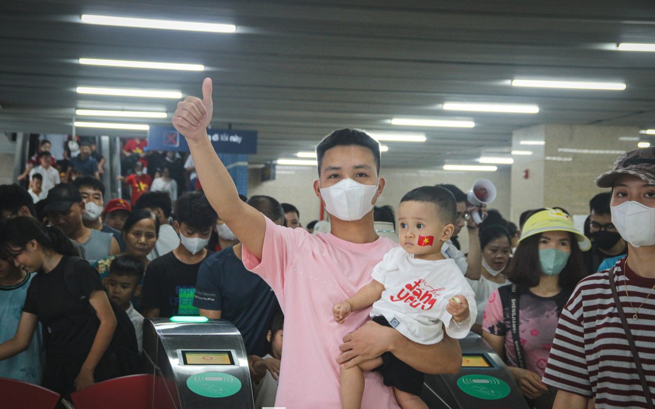 Những chuyến tàu chật kín người về trung tâm chờ xem tổng hợp luyện diễu binh, diễu hành