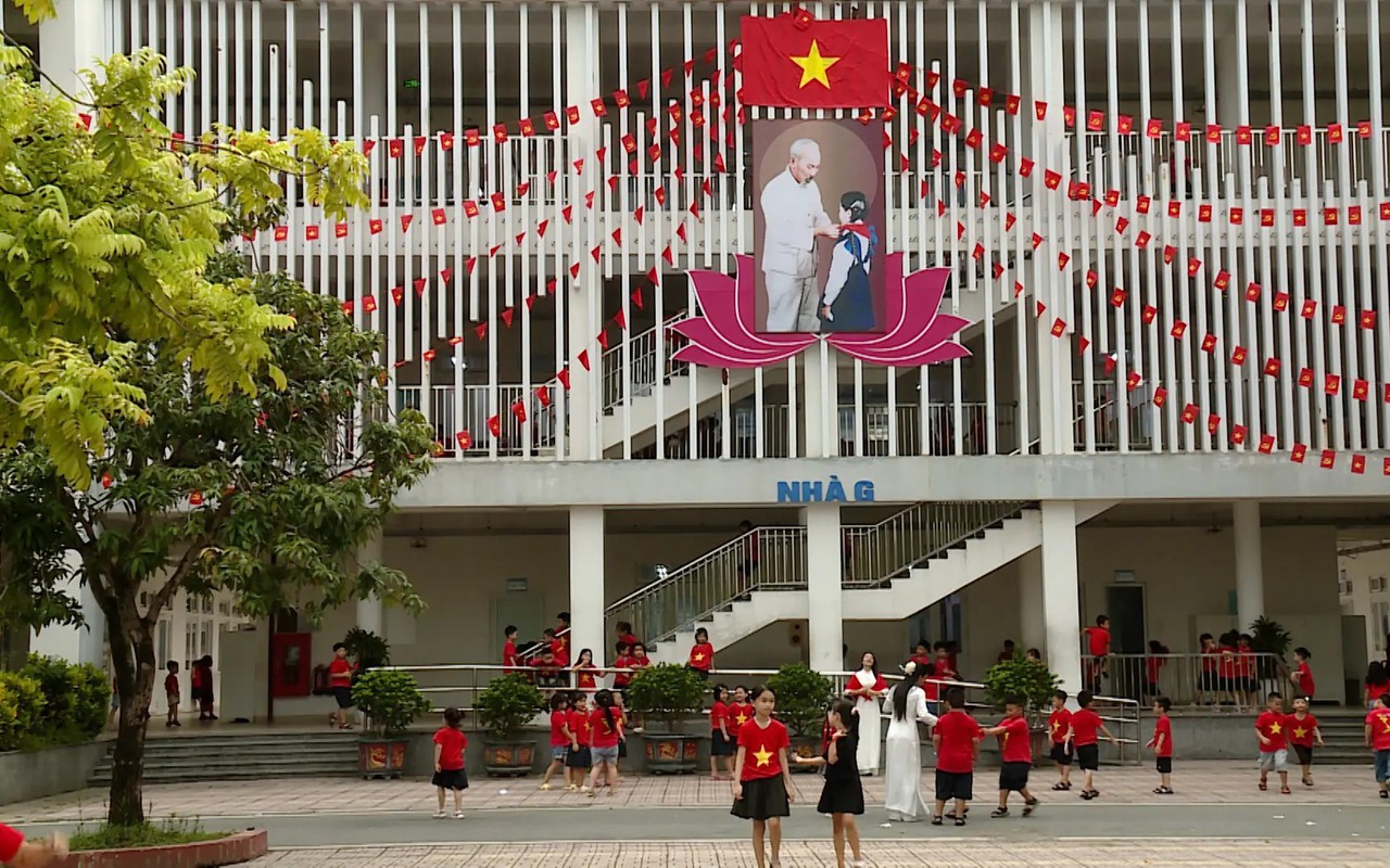Hà Nội mở cửa trường học đón người dân, du khách