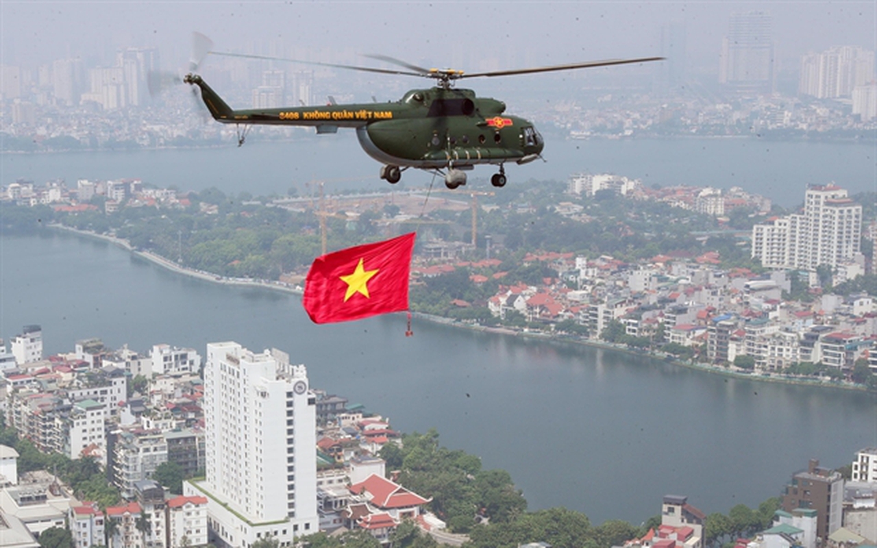 [PHOTOS] Military helicopters, fighter jets in rehearsal flypast over central Hà Nội