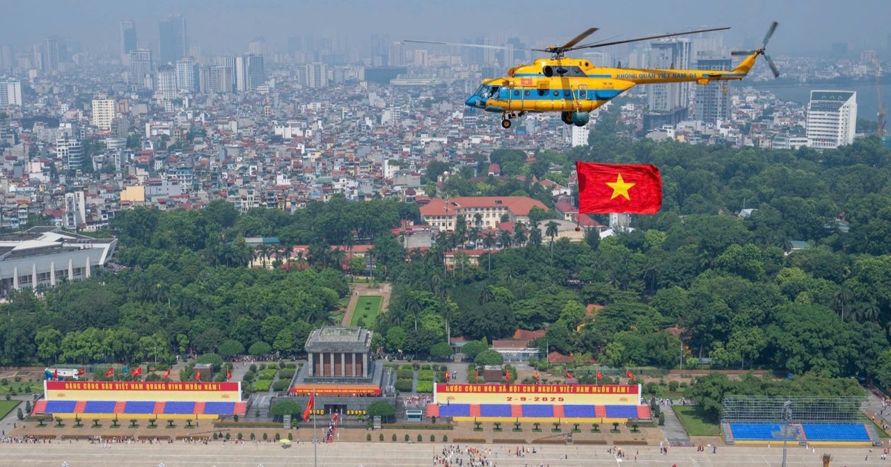 Hình ảnh 10 trực thăng Không quân Việt Nam kéo cờ trên Quảng trường Ba Đình