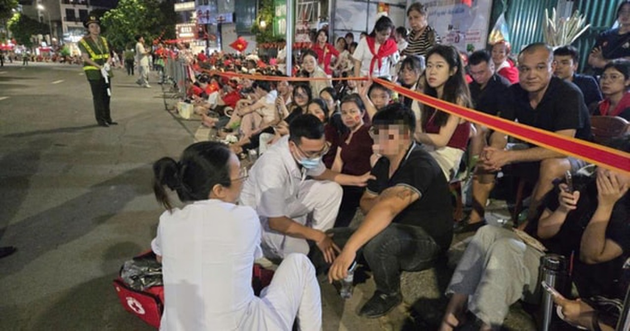 Trợ giúp nhiều trường hợp gặp vấn đề sức khỏe trong hợp luyện diễu binh, diễu hành