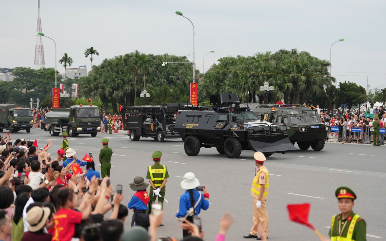 Cục CSGT phân luồng giao thông hướng vào trung tâm Hà Nội ngày Sơ duyệt diễu binh