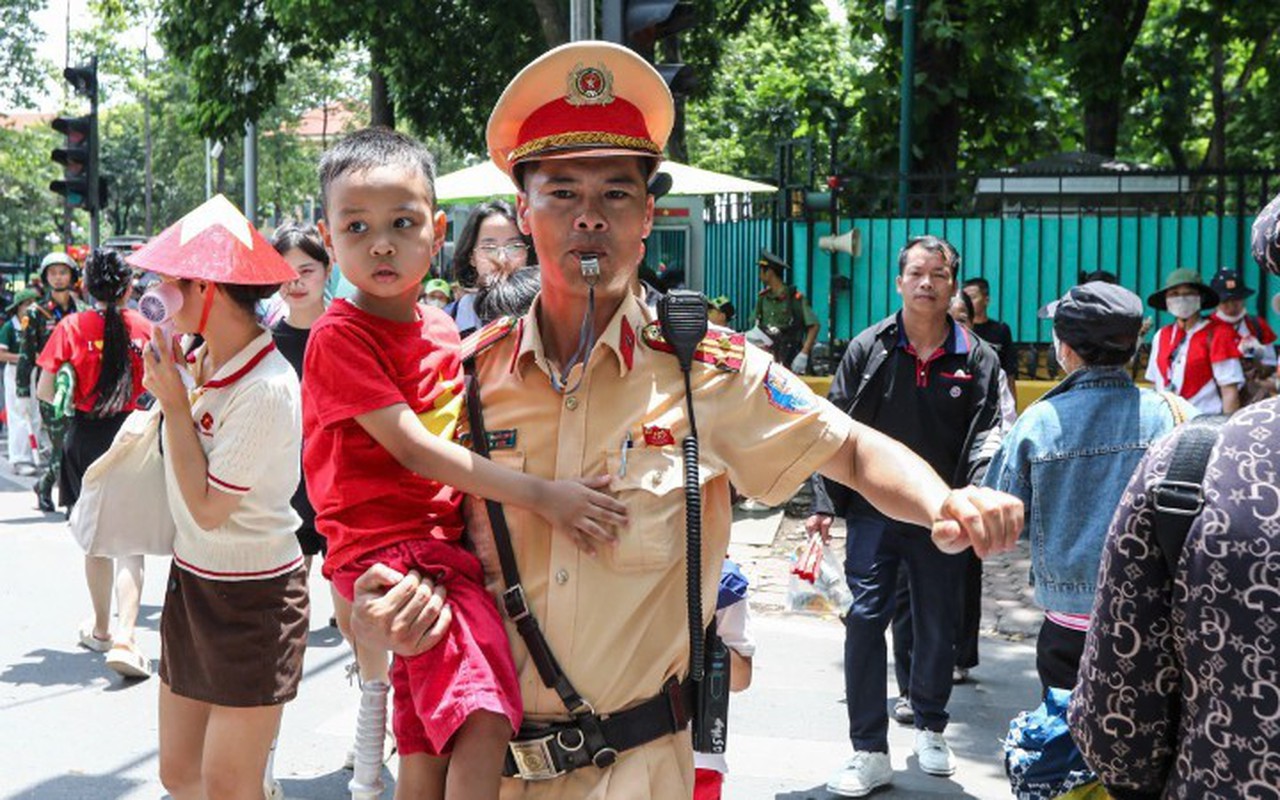 Sơ duyệt tối 27/8: 5 quy tắc vàng cha mẹ phải nhớ để trẻ không bị lạc giữa “biển người”
