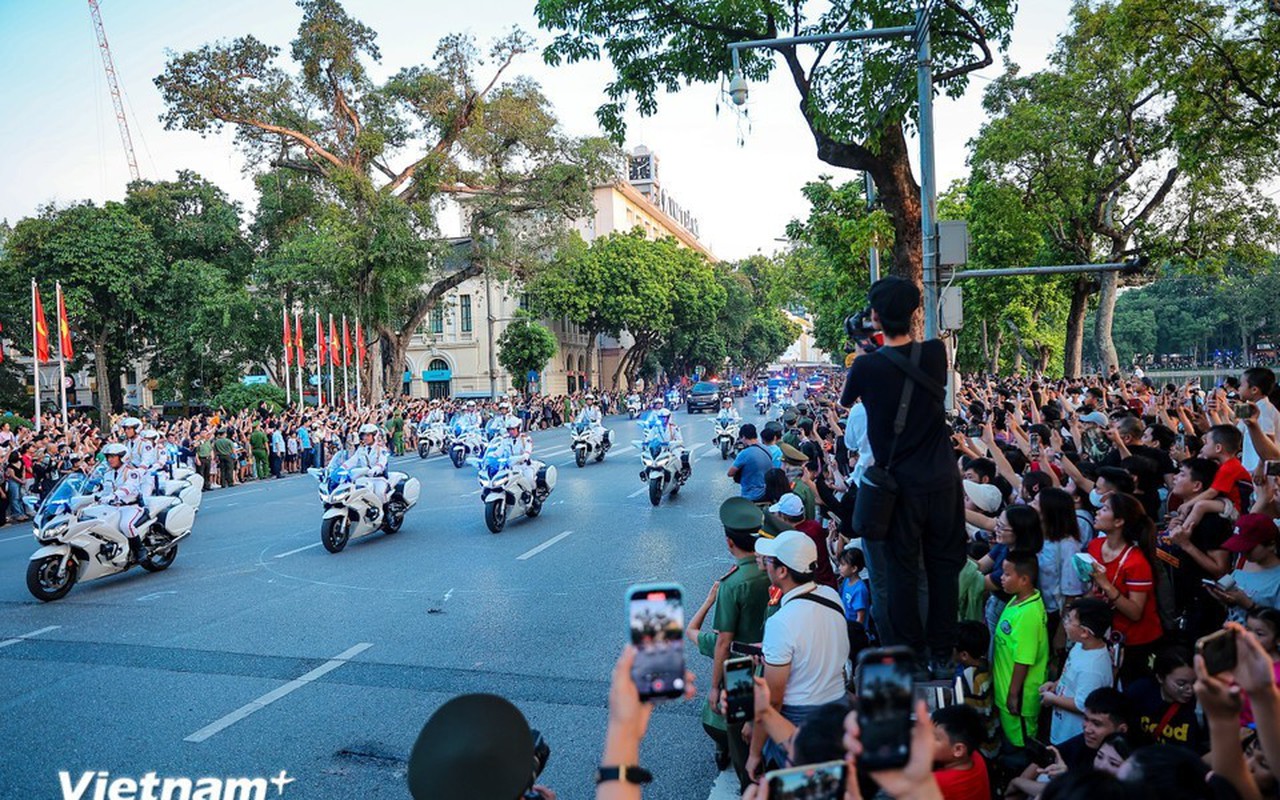 Spectacular motorcycle escort performance by Vietnamese police force