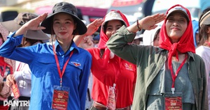 Dàn nghệ sĩ nổi tiếng hào hứng hợp luyện diễu hành tại sân vận động Mỹ Đình