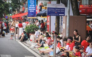 Live: Các tuyến phố Hà Nội kín người giữ chỗ, háo hức chờ xem tổng hợp luyện diễu binh