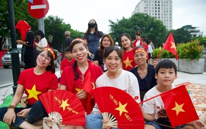 Người dân khắp nơi đổ về trung tâm Hà Nội, phủ đỏ phố phường chờ xem Tổng hợp luyện diễu binh, diễu hành tối 21/8
