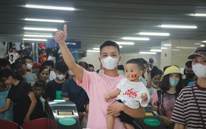 Những chuyến tàu chật kín người về trung tâm chờ xem tổng hợp luyện diễu binh, diễu hành
