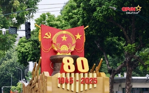 A80 - Xe mô hình Quốc huy Nước Cộng hoà Xã hội Chủ nghĩa Việt Nam tại buổi tổng hợp luyện lần 2
