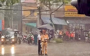 Cơn mưa rào bất chợt tô thắm tình cảm người dân với CSGT trước ngày đại lễ của đất nước