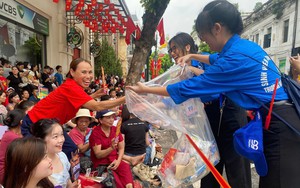 “Tôi dọn rác của tôi” – thông điệp đẹp sau Sơ duyệt diễu binh tối 27/8