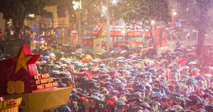Bất chấp mưa gió, biển người xếp hàng, sẵn sàng thức xuyên đêm chờ tổng duyệt diễu binh, diễu hành A80