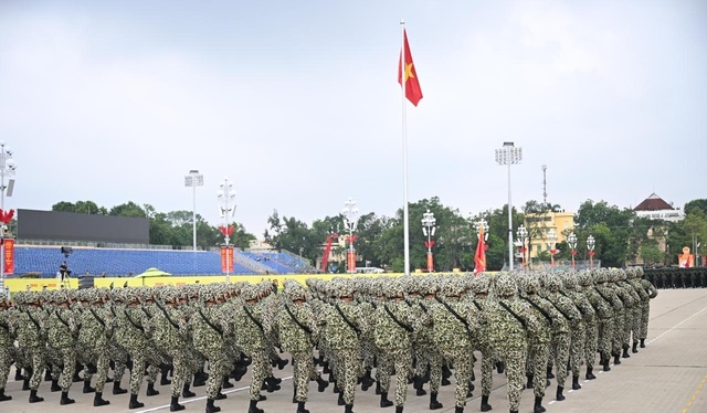 Các chiến sĩ miệt mài luyện tập trên Quảng trường Ba Đình trước giờ Tổng hợp luyện tối 21/8- Ảnh 2. Các chiến sĩ miệt mài luyện tập trên Quảng trường Ba Đình trước giờ Tổng hợp luyện tối 21/8- Ảnh 2.