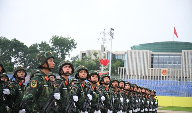 Các chiến sĩ miệt mài luyện tập trên Quảng trường Ba Đình trước giờ Tổng hợp luyện tối 21/8- Ảnh 3. Các chiến sĩ miệt mài luyện tập trên Quảng trường Ba Đình trước giờ Tổng hợp luyện tối 21/8- Ảnh 3.