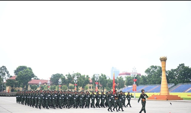 Các chiến sĩ miệt mài luyện tập trên Quảng trường Ba Đình trước giờ Tổng hợp luyện tối 21/8- Ảnh 5. Các chiến sĩ miệt mài luyện tập trên Quảng trường Ba Đình trước giờ Tổng hợp luyện tối 21/8- Ảnh 5.