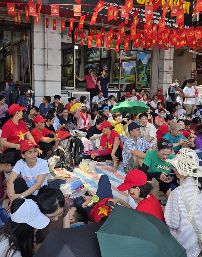 Bất chấp nắng nóng, hàng nghìn người đổ về Quảng trường Ba Đình chờ buổi Tổng hợp luyện lần 2- Ảnh 2. Bất chấp nắng nóng, hàng nghìn người đổ về Quảng trường Ba Đình chờ buổi Tổng hợp luyện lần 2- Ảnh 2.